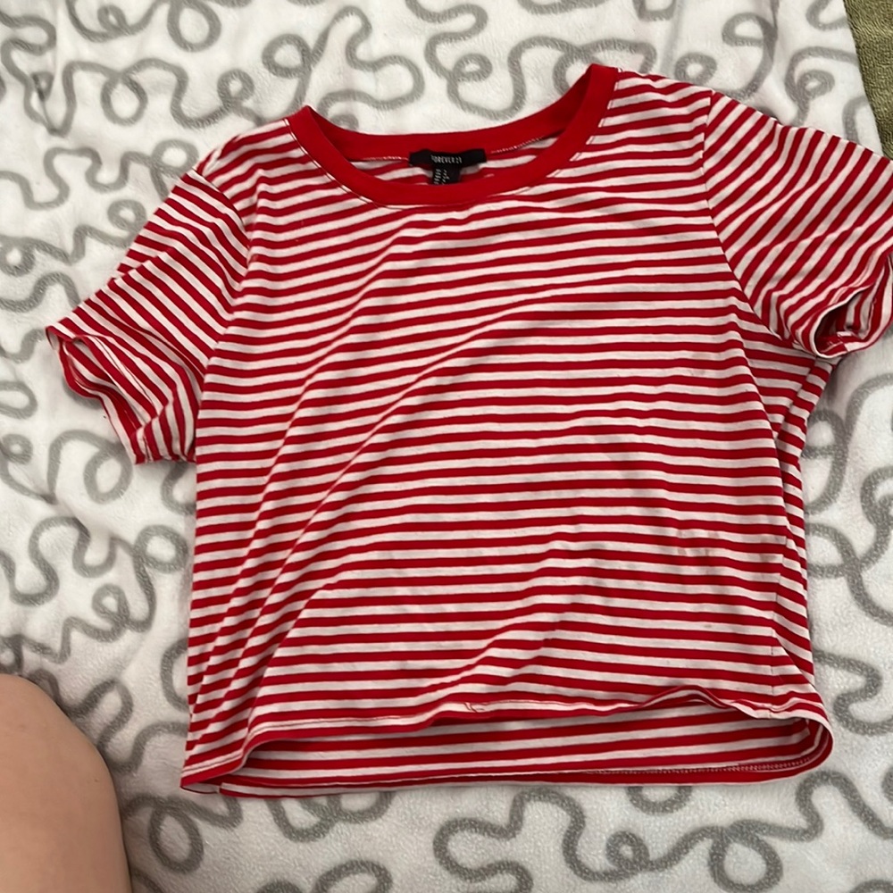 I’m selling this red and white cropped shirt